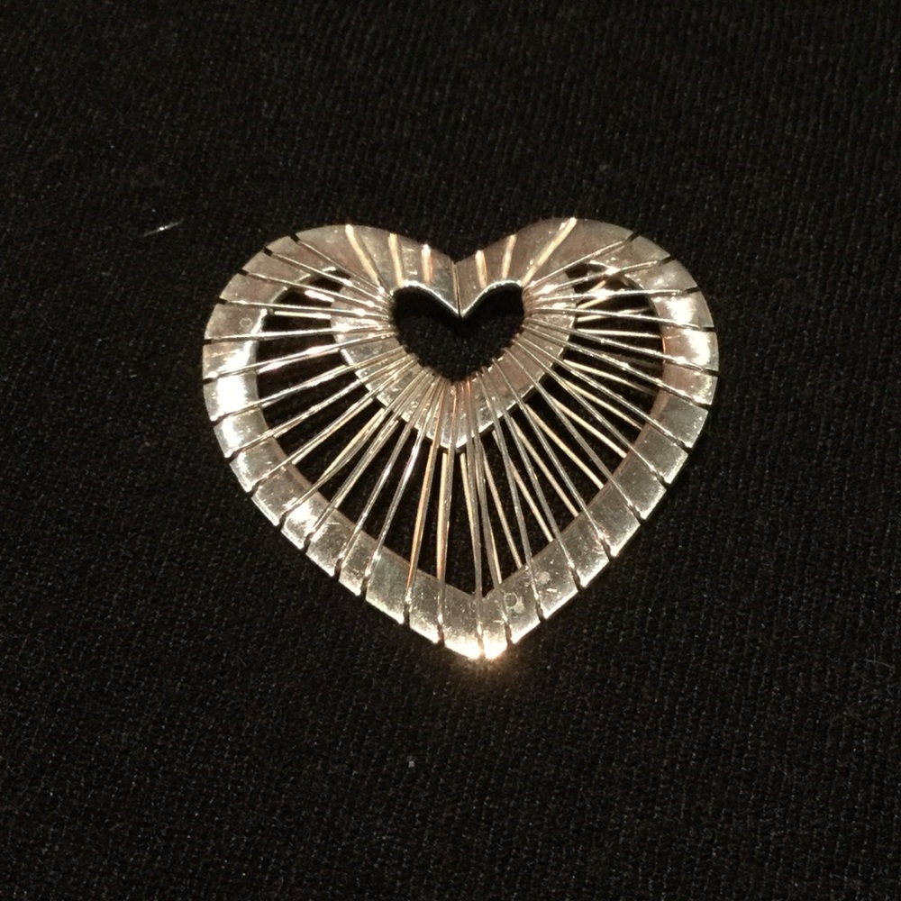 🍃🍂Silver pin heart shape